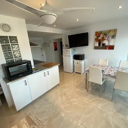 Moderne Premiere Ligne De Avec Piscine Apartment Roses
